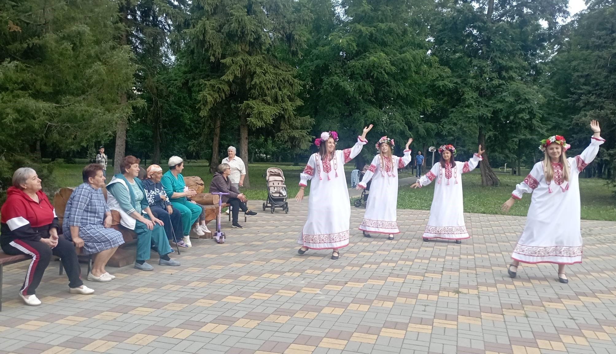 Праздничная программа «Счастье начинается с семьи»