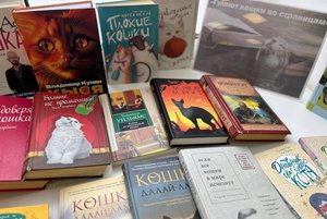 Книжная выставка «Гуляют кошки по страницам»