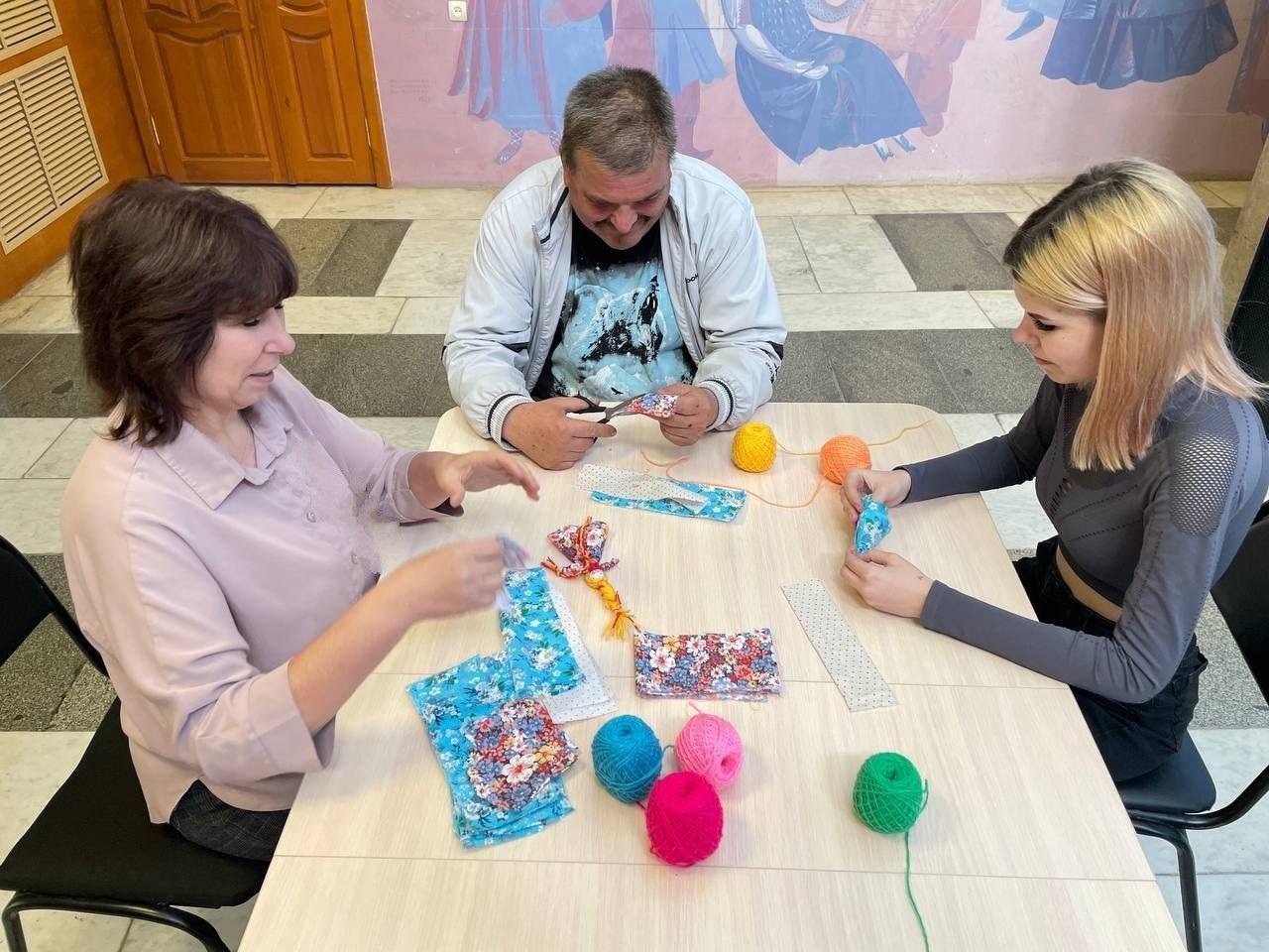 Занятие в этнографической мастерской «Семик и Семичиха»