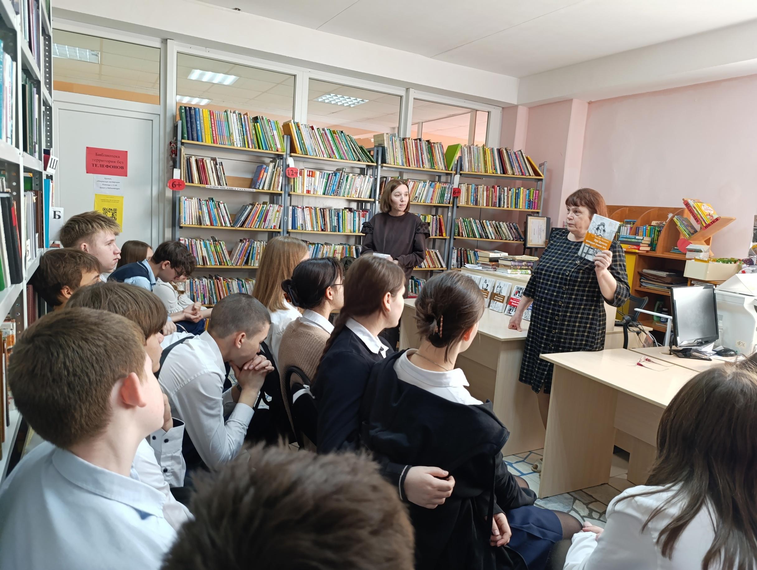 «Эта книга про бойца, без начала и конца» – книжная выставка