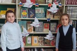 Беседа у книжной выставки «Солдаты Родины моей»