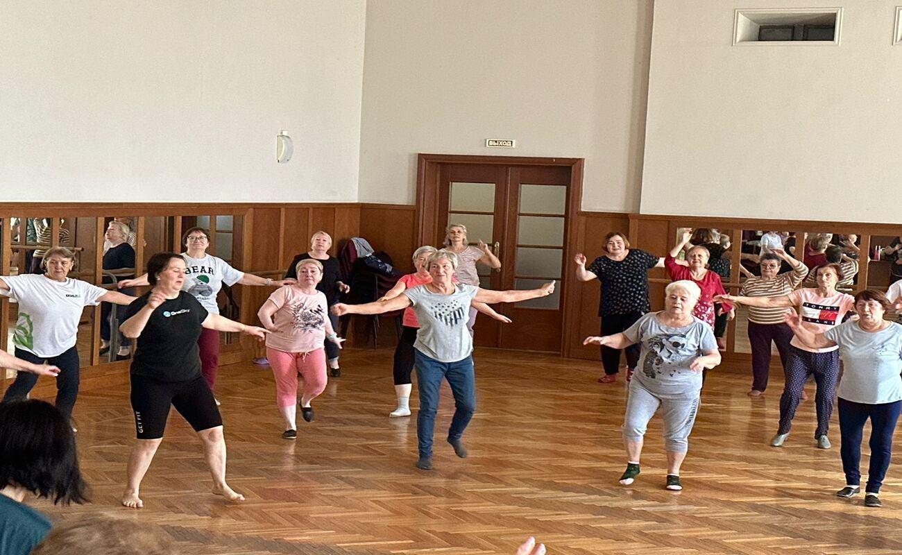 Занятие «Живые танцы» с жизнелюбами
