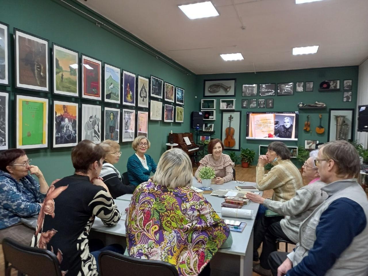 Виртуальная книжная выставка «И жизнь, и слезы, и любовь»