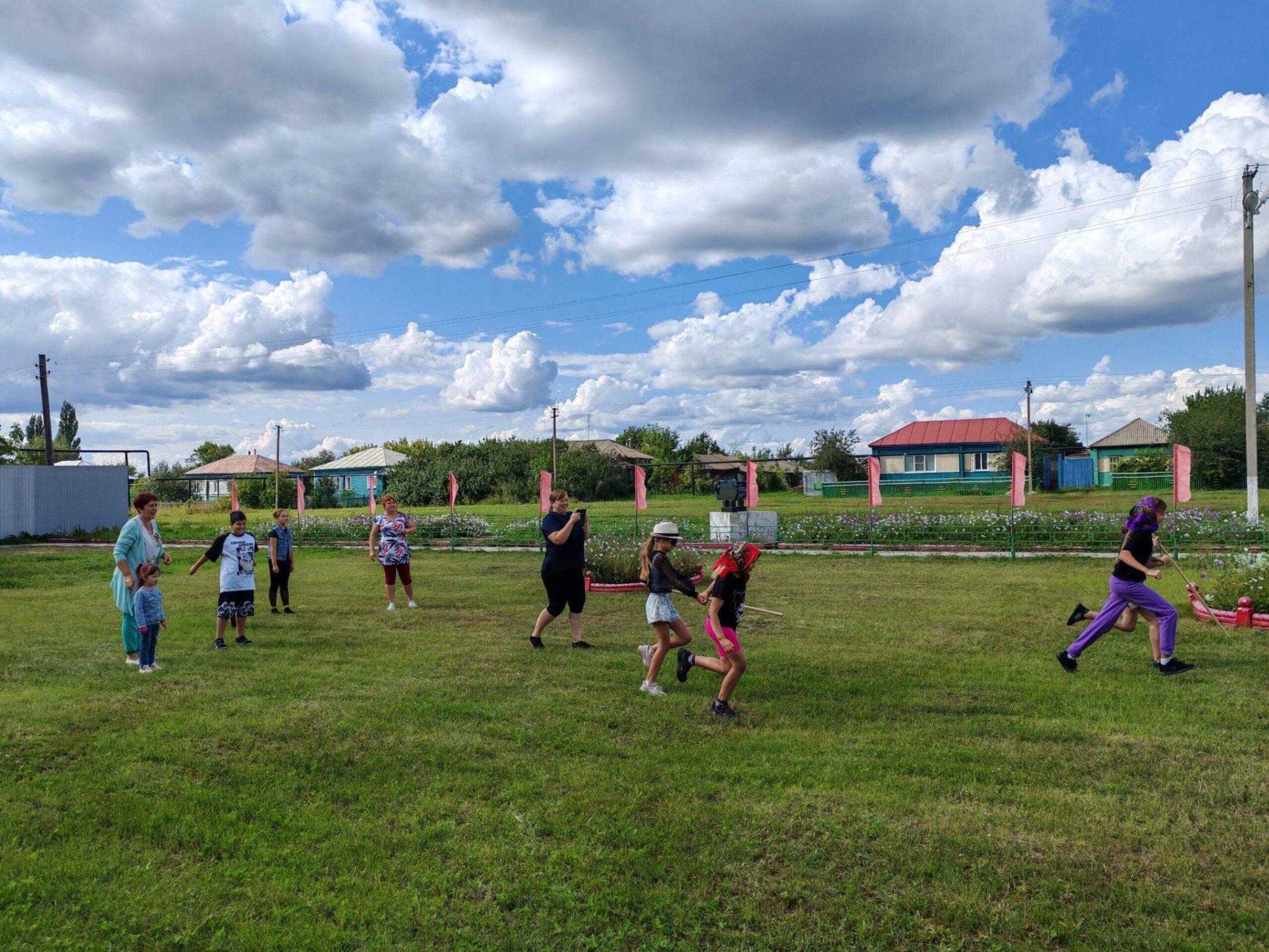 Познавательно-игровая программа «На весенней лужайке».