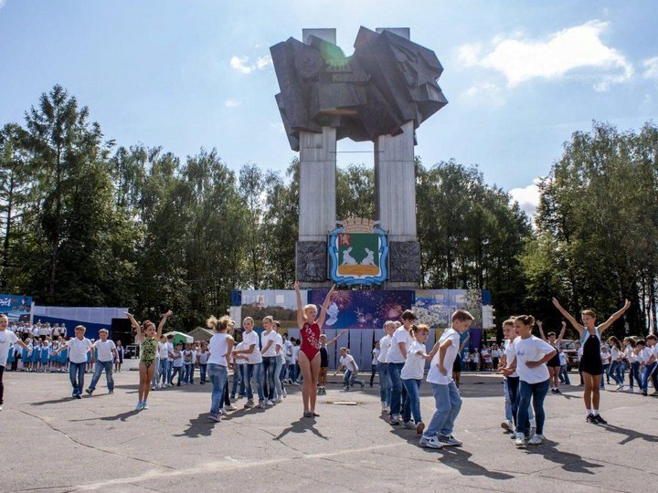 Вакансии города коврова. Площадь воинской славы ковров. Площадь 200 летия Коврова. Площадь 200 летия города Коврова.