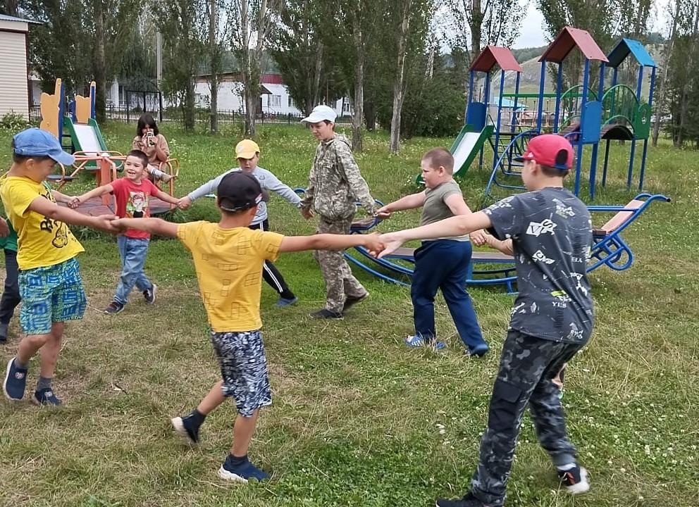 Театрализованное представление «В стране детства»
