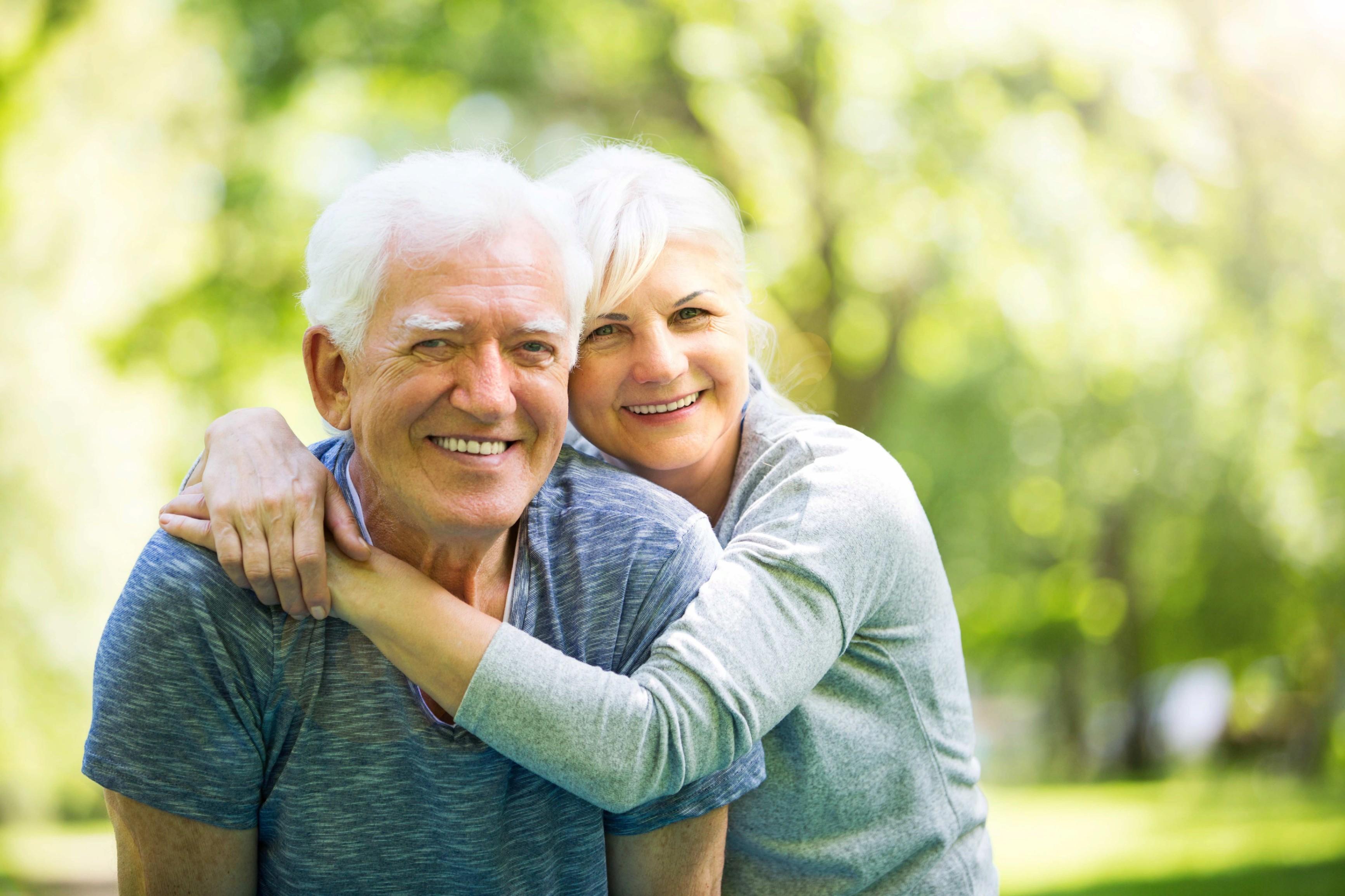 Добрые пенсионеры. Пожилые люди. Счастливая пара пожилых людей. Счастливые пожилые люди. Счастливые старики.