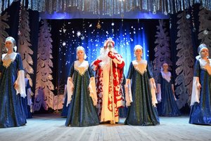 Театрализованное представление «Новогоднее путешествие в Зазеркалье»