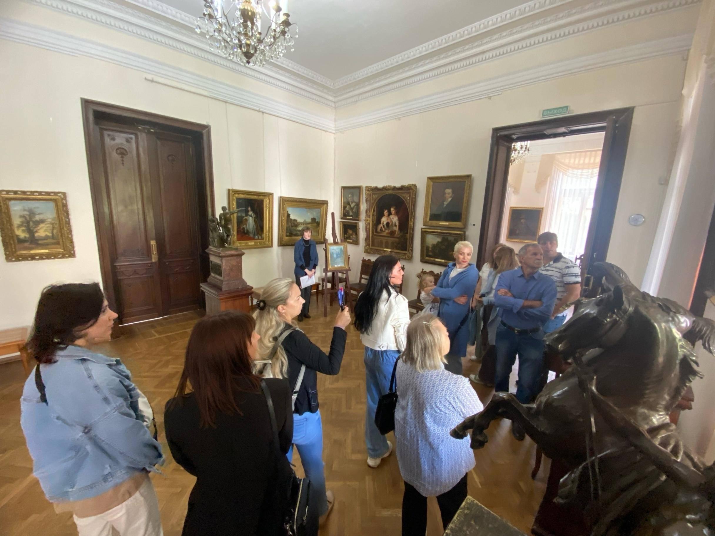 Информационный час «Блистательная галерея династии Романовых»