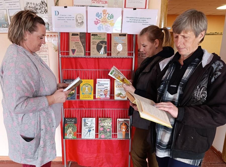 Праздничная программа «Новый год стучится в дверь»