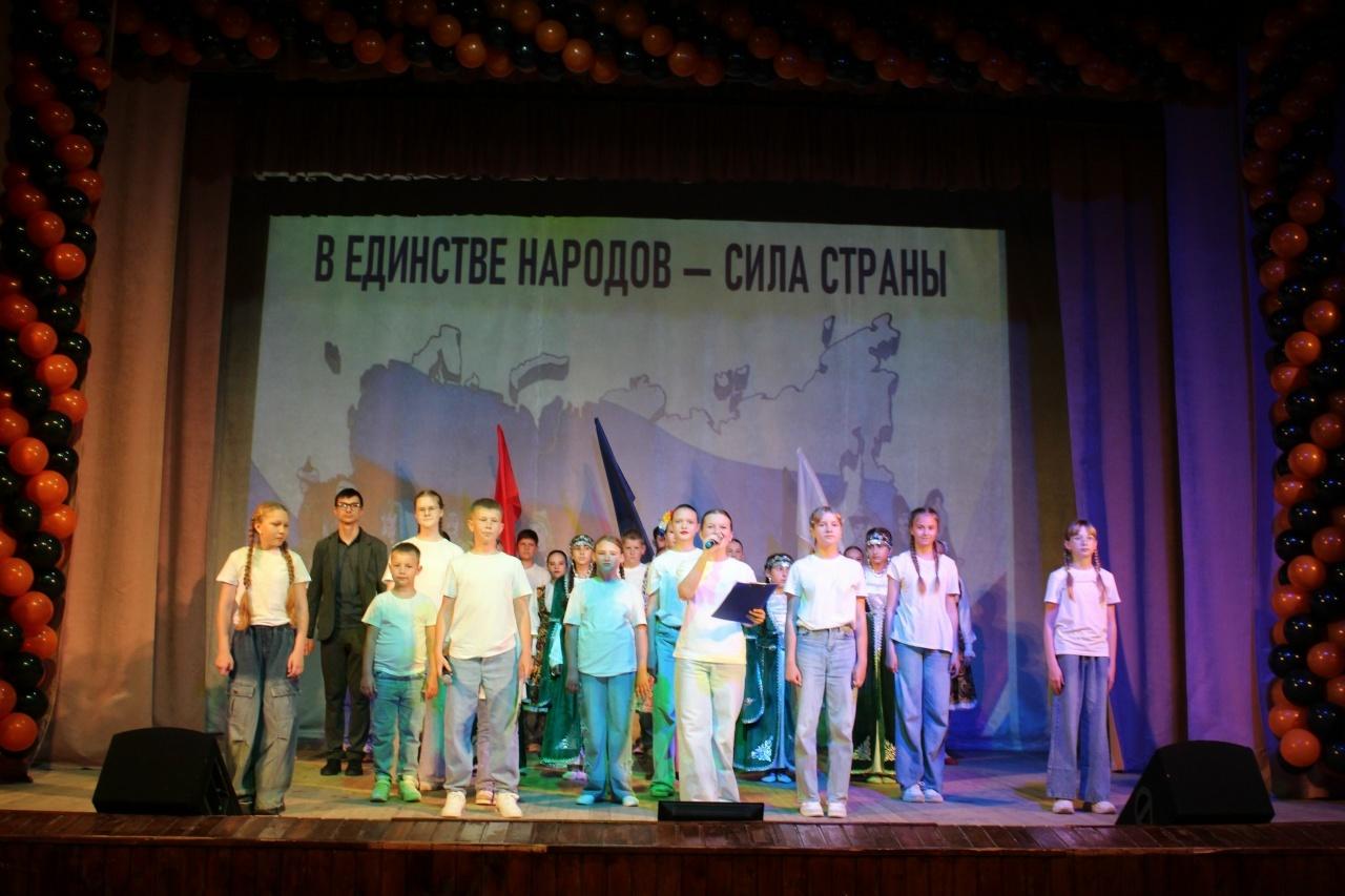 Концертная программа «Флаг державы – символ славы!»