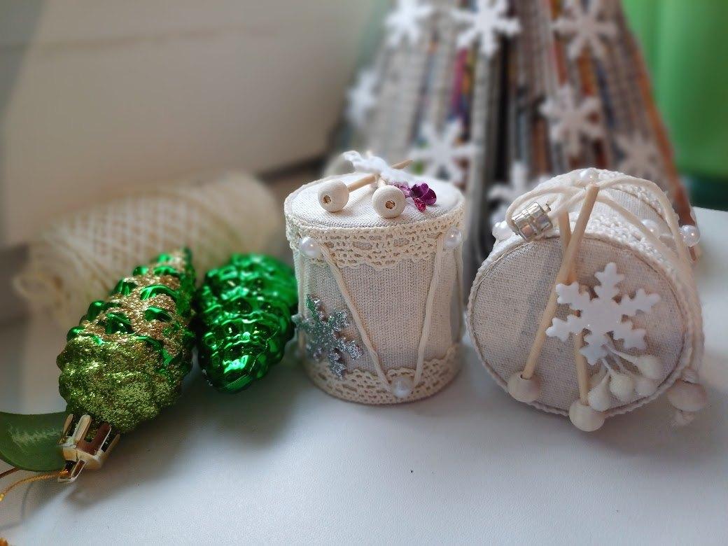 Информационный час «Елочная игрушка: история в деталях»