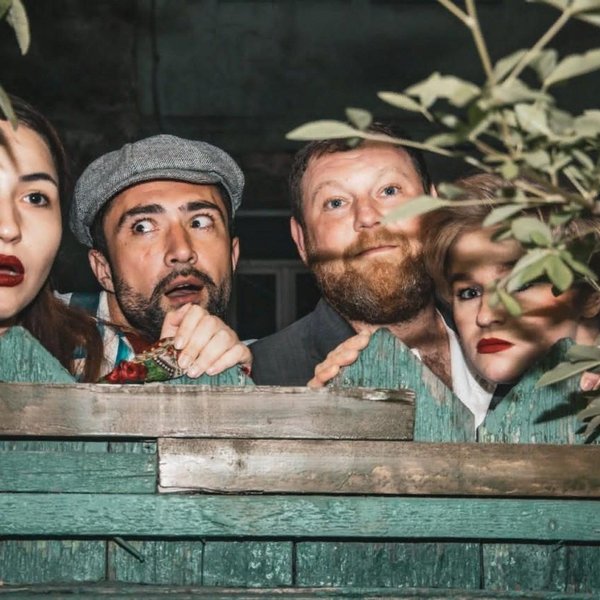 Петух на дороге. Курица залезла на машину. Вооруженный ограблений москве. Забавные инциденты. Козлик запрыгнул в машину.