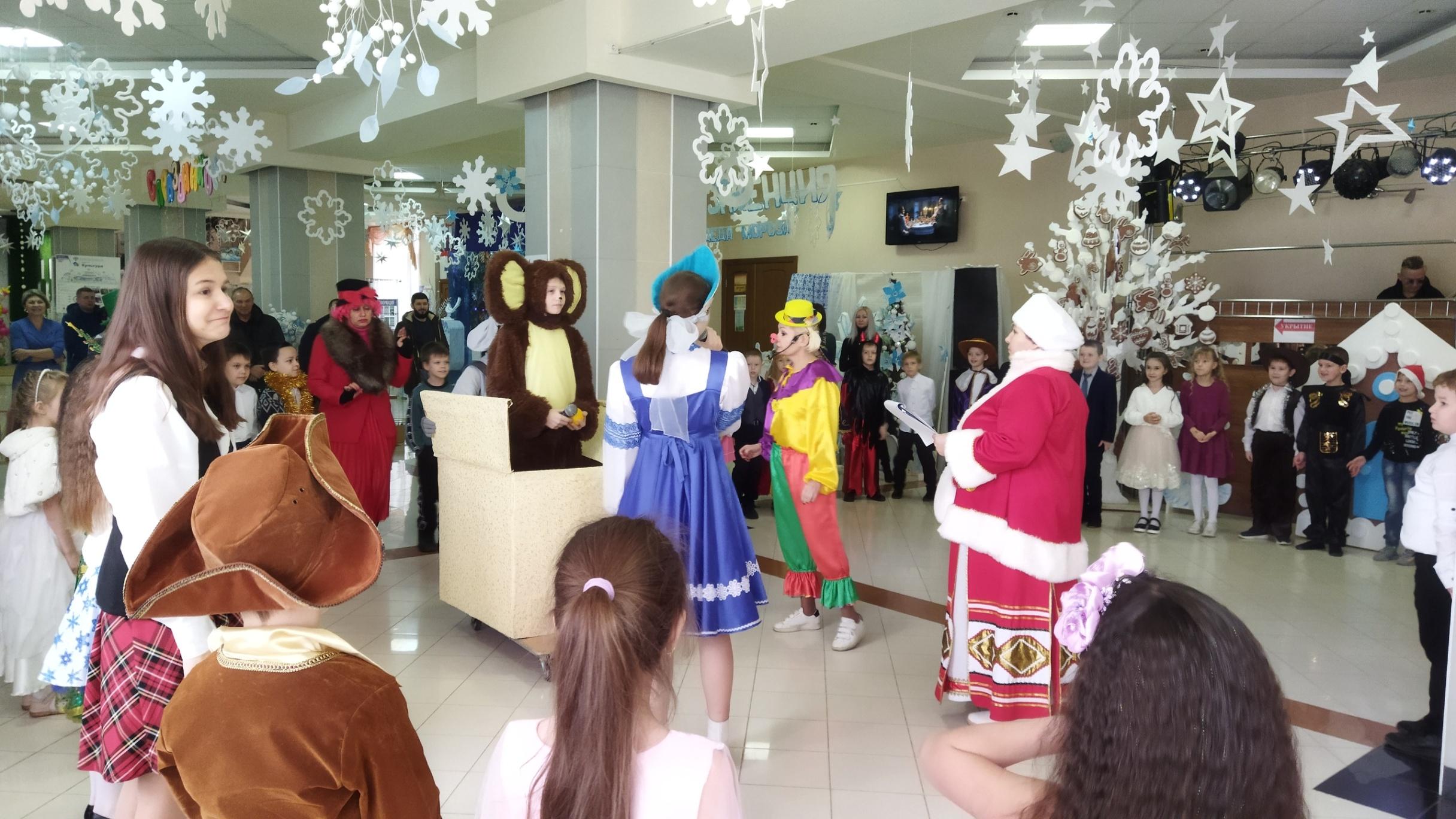 Утренник «Веселый утренник: танцы и праздники у елки»