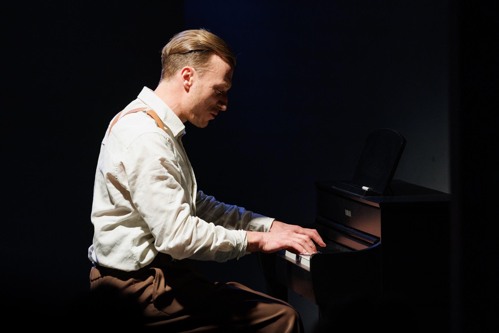 Спектакль «Владимир Маяковский: «Послушайте!»