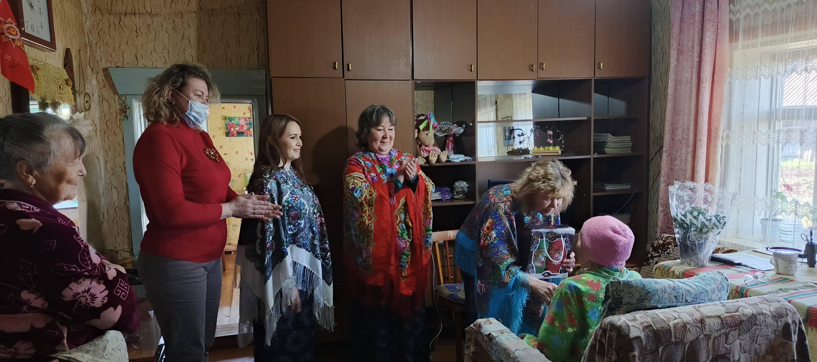 Посещение тыловиков и детей ветеранов ВОВ на дому Спасибо за Победу!