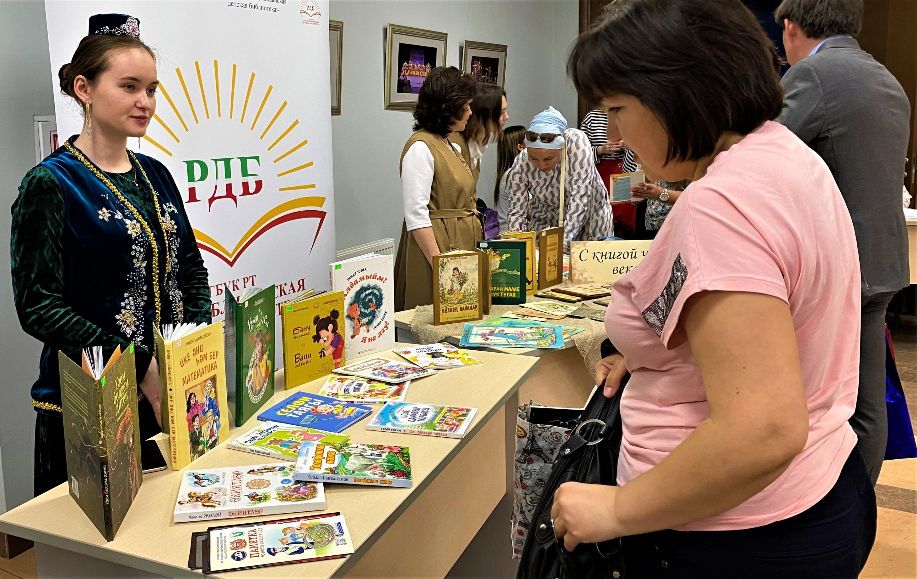 Книжная выставка «Летопись женских судеб»