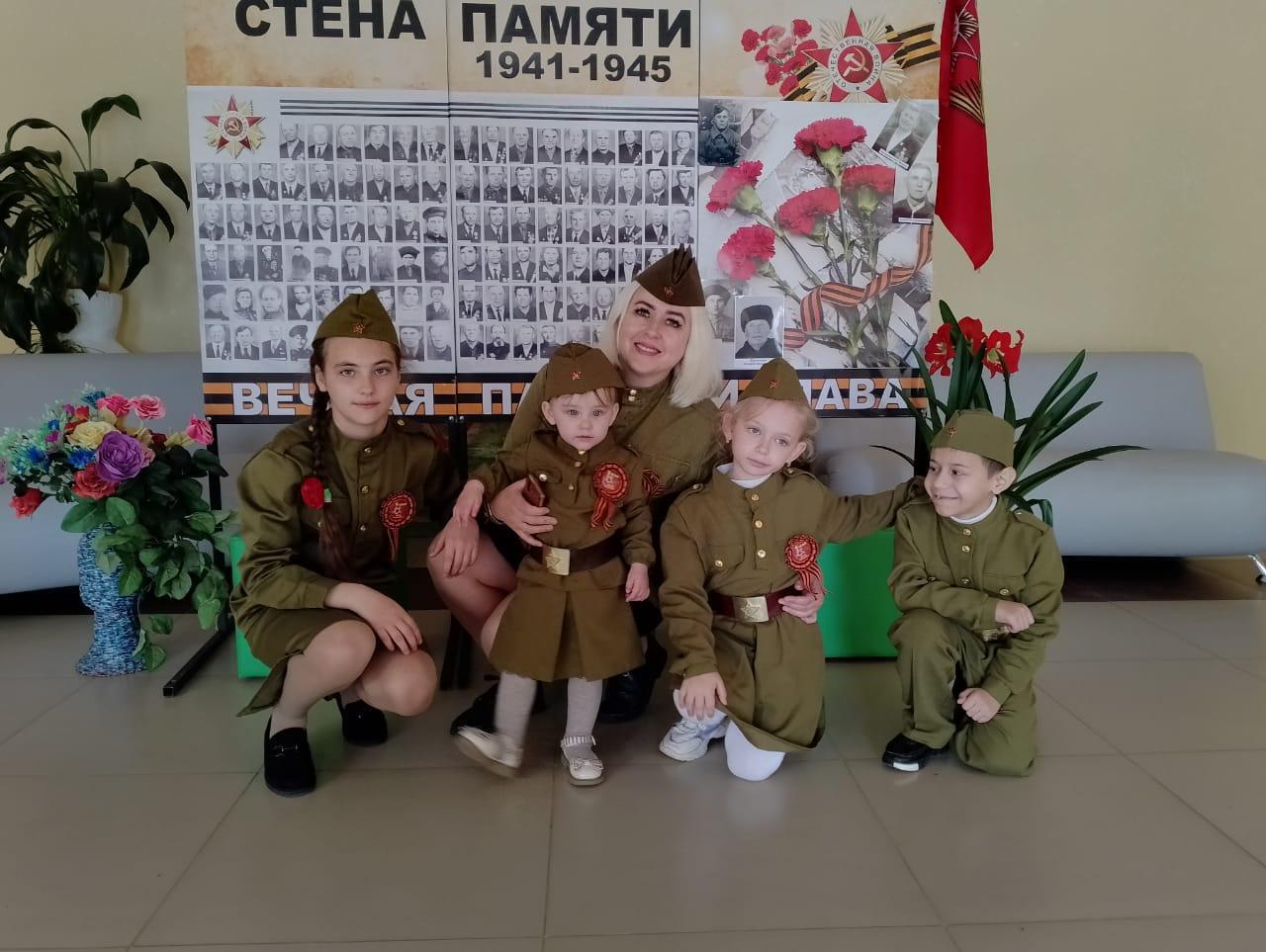 «Наша дружная семья, она от бед хранит меня»