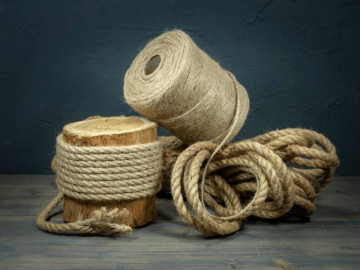 <small>Автор: nepix.</small> <small>Источник: Ссылка на источник https://ru.freepik.com/premium-photo/jute-rope-and-spools-of-burlap-threads-or-jute-twine-in-closeup-on-rustic-wooden-background_36679536.htm#query=джутовый%20шпагат&position=4&from_view=search&track=sph.</small>