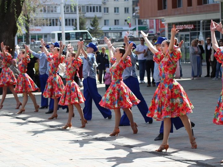 Инициаторами этого праздника выступили жители города. Выступление на празднике. Выступление фестиваля каникулы с Комсомолкой. Выступление на празднике луд. Праздничная речь