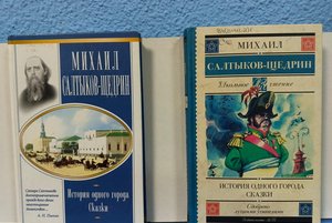 Книжно-иллюстративная выставка «Гений русской сатиры»