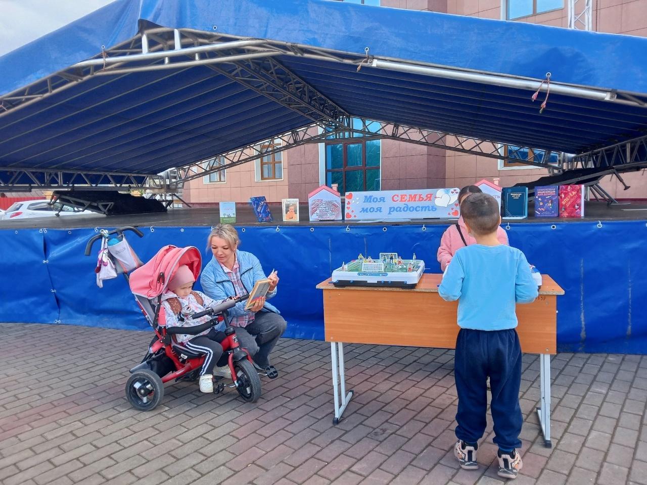 «Читаем всей семьёй: зал под открытым небом»