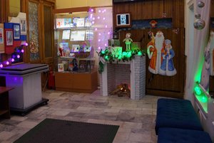 Выставка «В гости к Дедушке Морозу: новогодняя сказка в библиотеке»