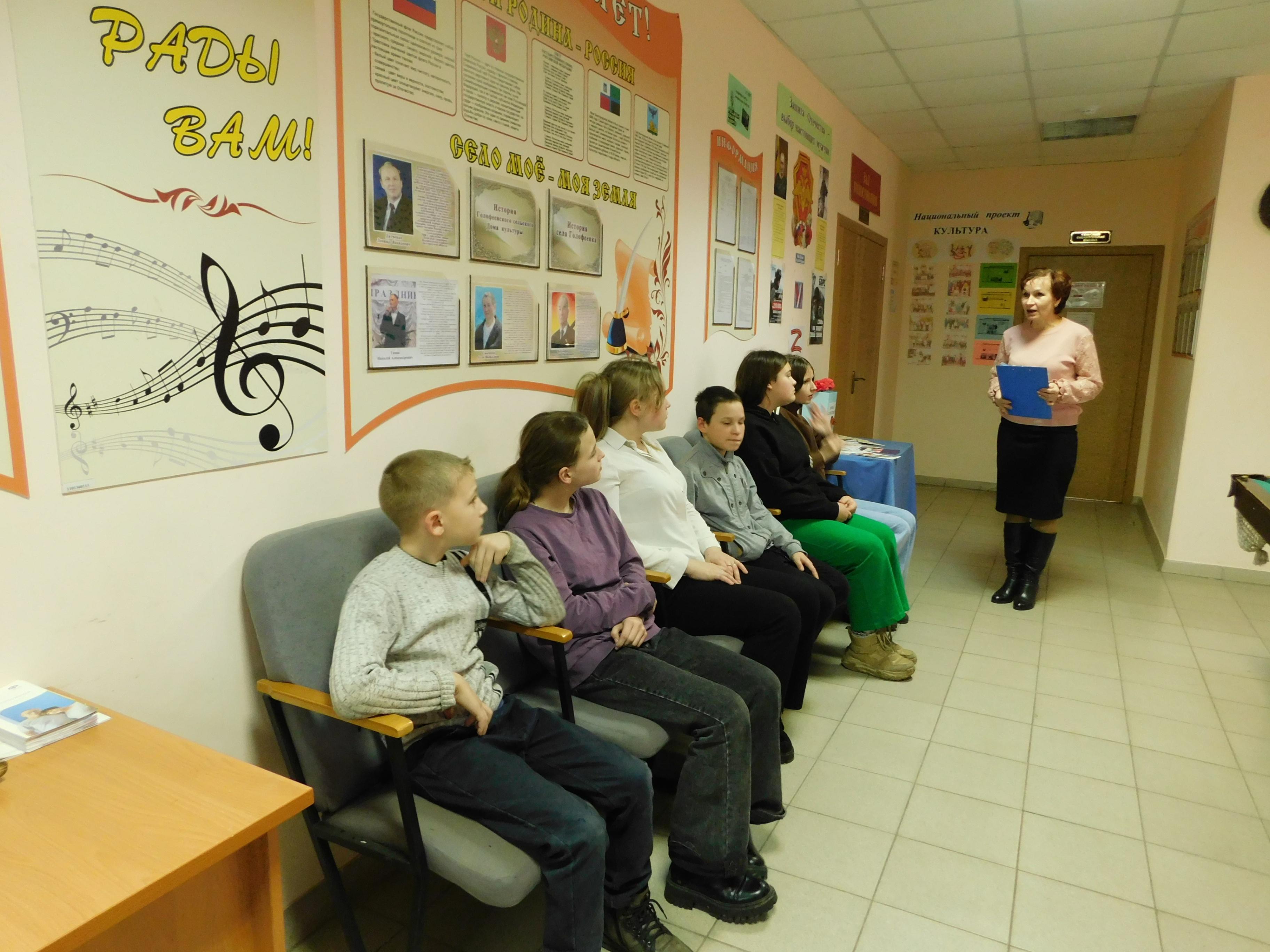Познавательный час «Вестники радости и весны»