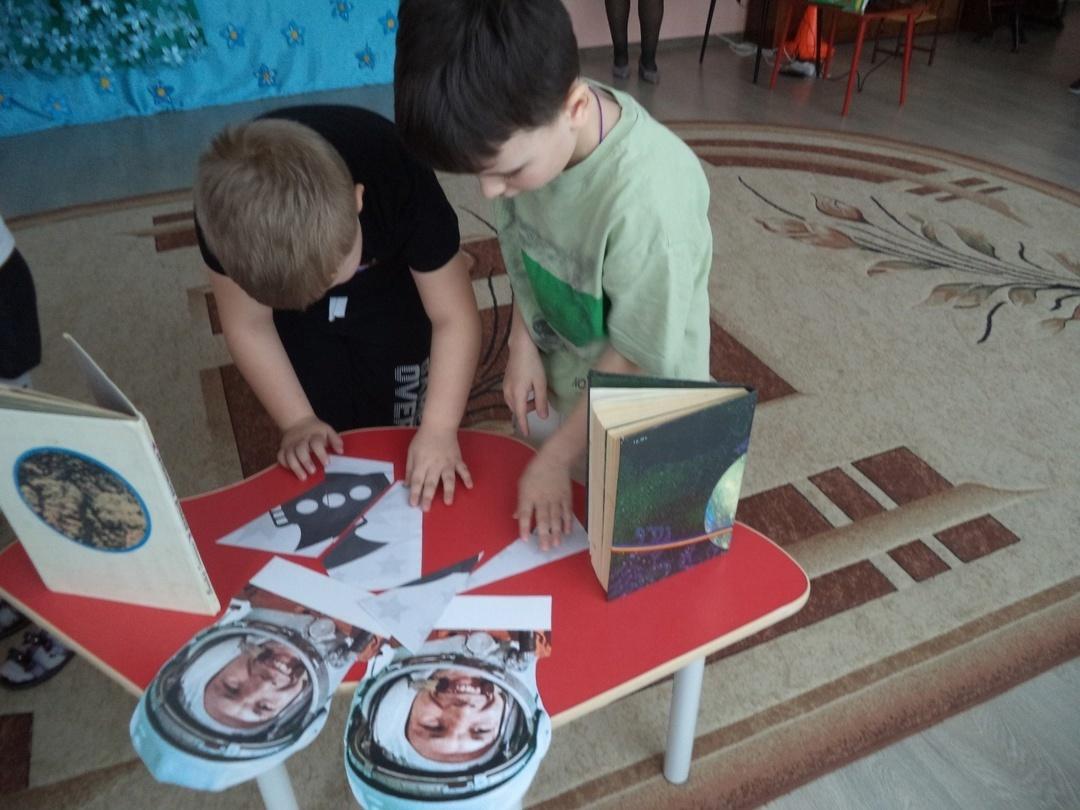 Тематический час «Он век космический открыл»