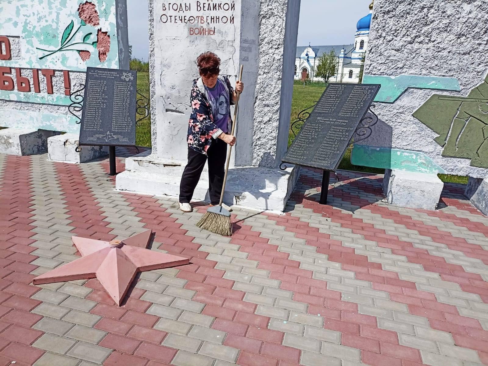 Акция по уборке мемориальных памятников «Чистый памятник»