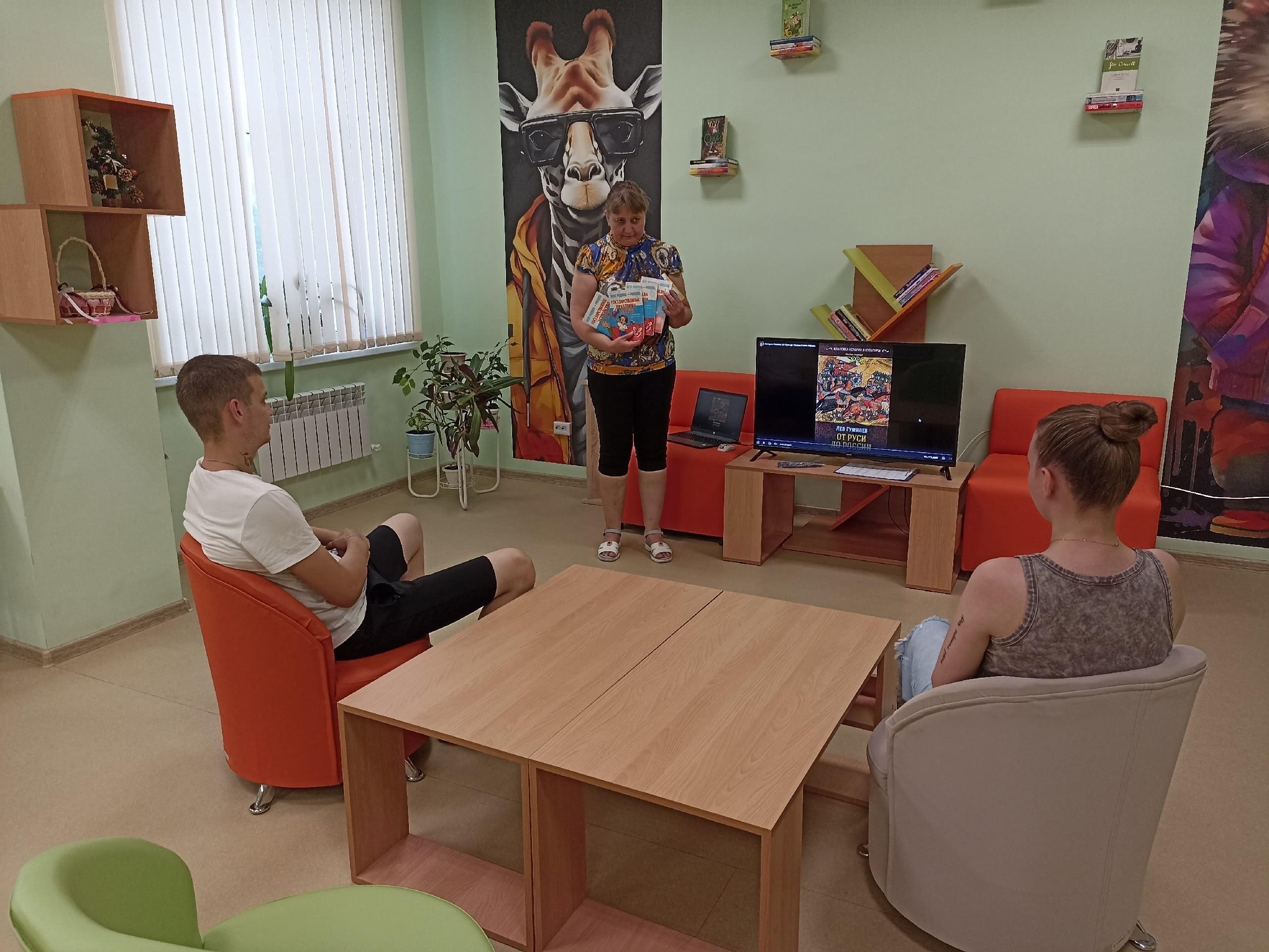Литературная программа «В книжной памяти – мгновенья войны»