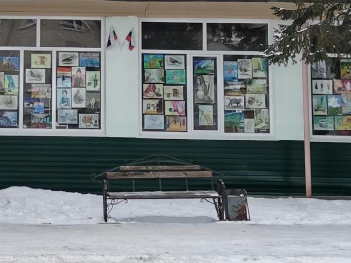 Выставка рисунков учащихся на окнах ДШИ с.Мельниково