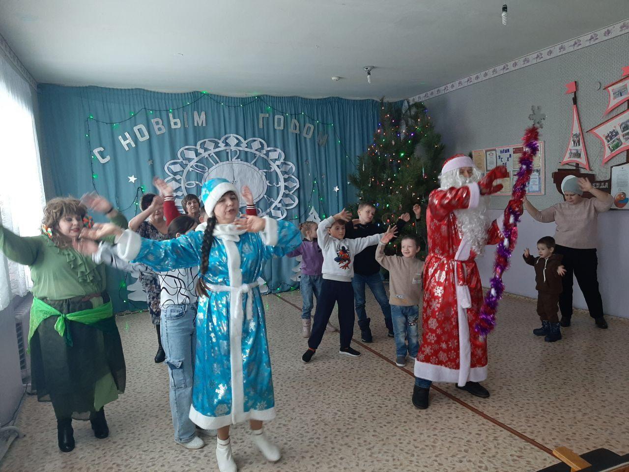 Праздничная программа «Забавы у новогодней елки»