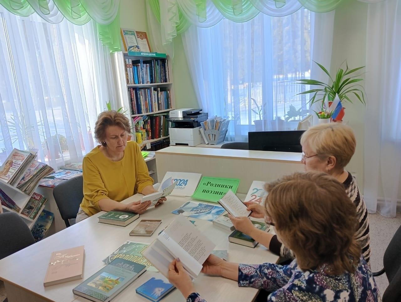 Обзор книжной выставки «Поэтический мир Н.Гумилева»