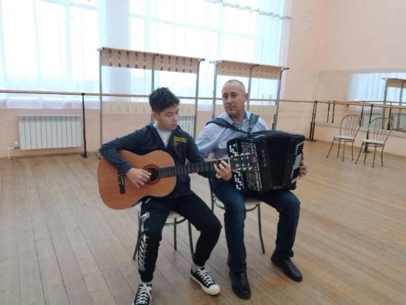 Музыкальный час «Эстрадные песни в баянном звучании»