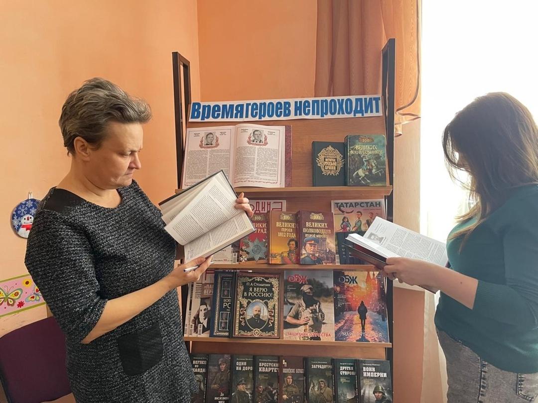 книжная выставка «Живут герои в памяти народной»