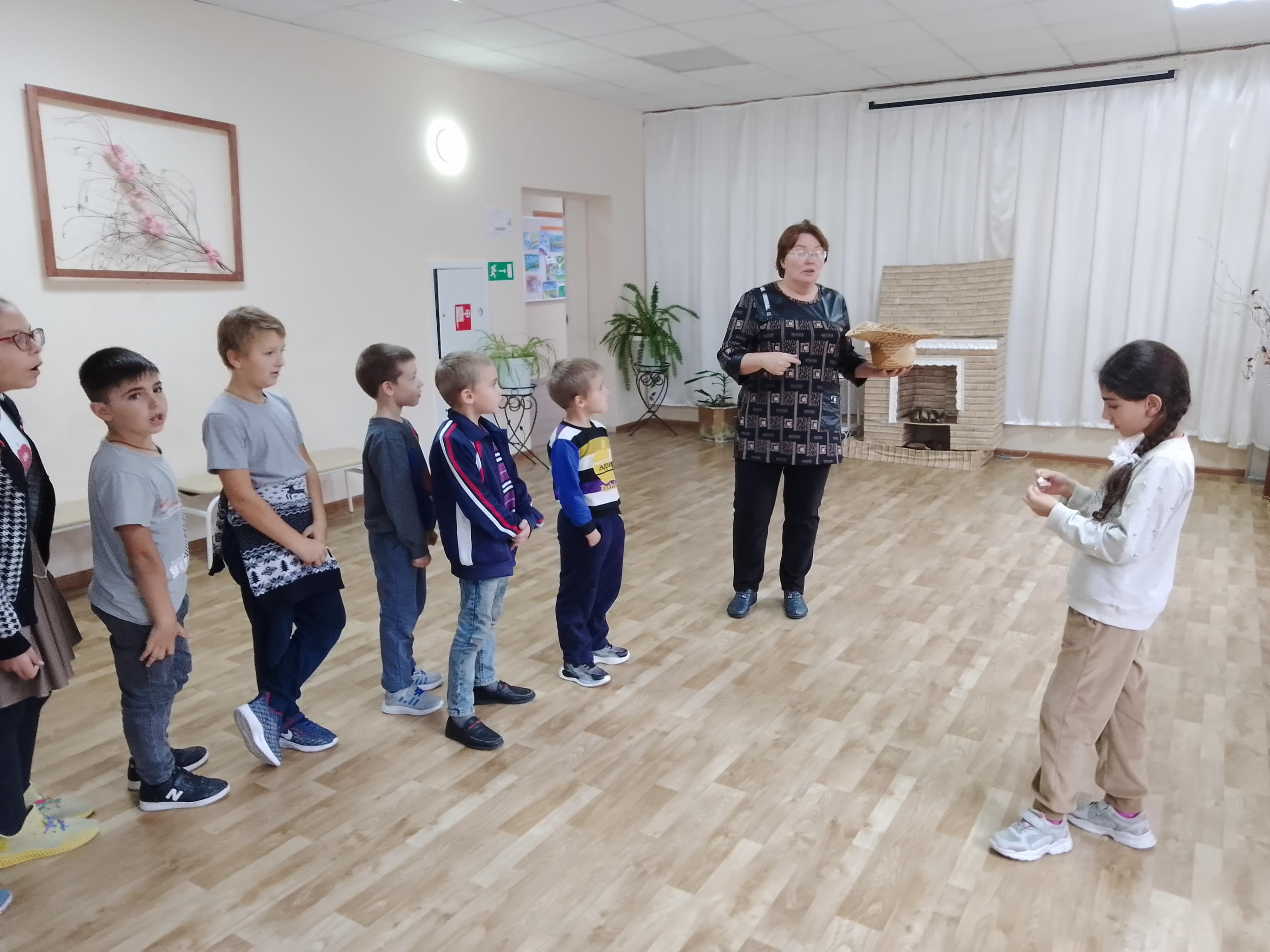 Игровая программа «На золотом крыльце сидели»