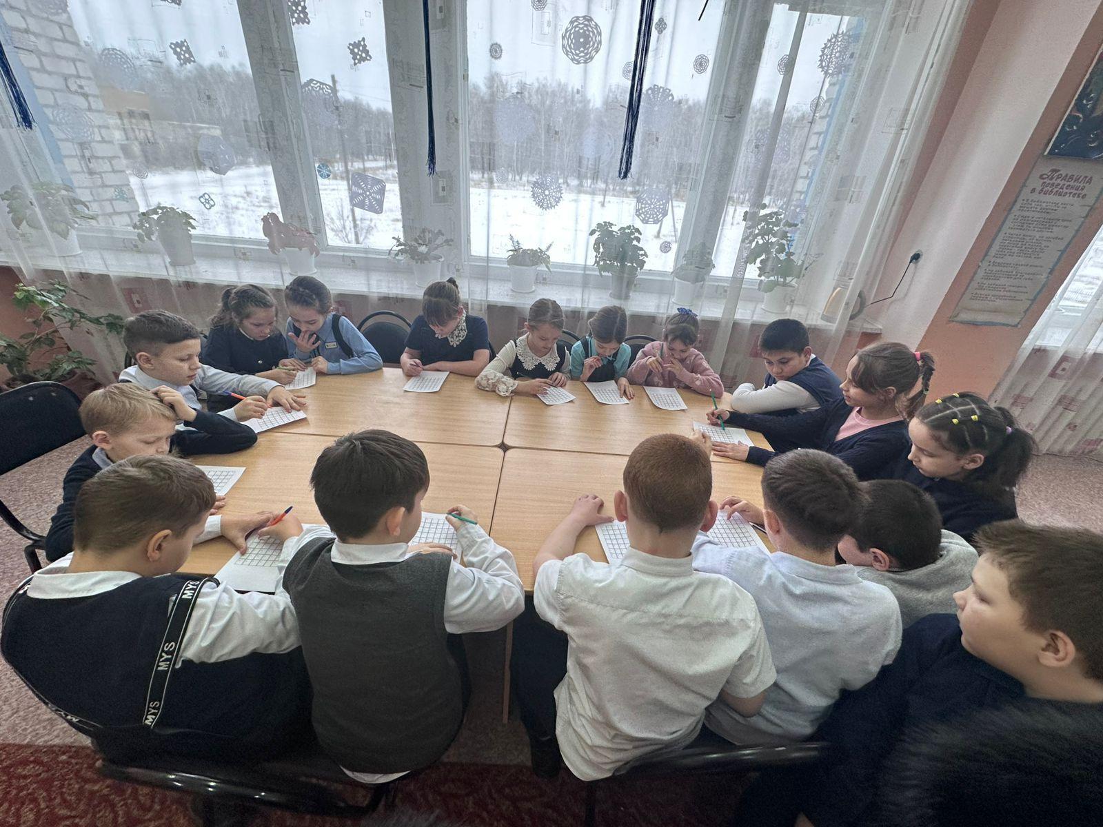 Тематическая выставка рисунков «Снежная-нежная сказка зимы»